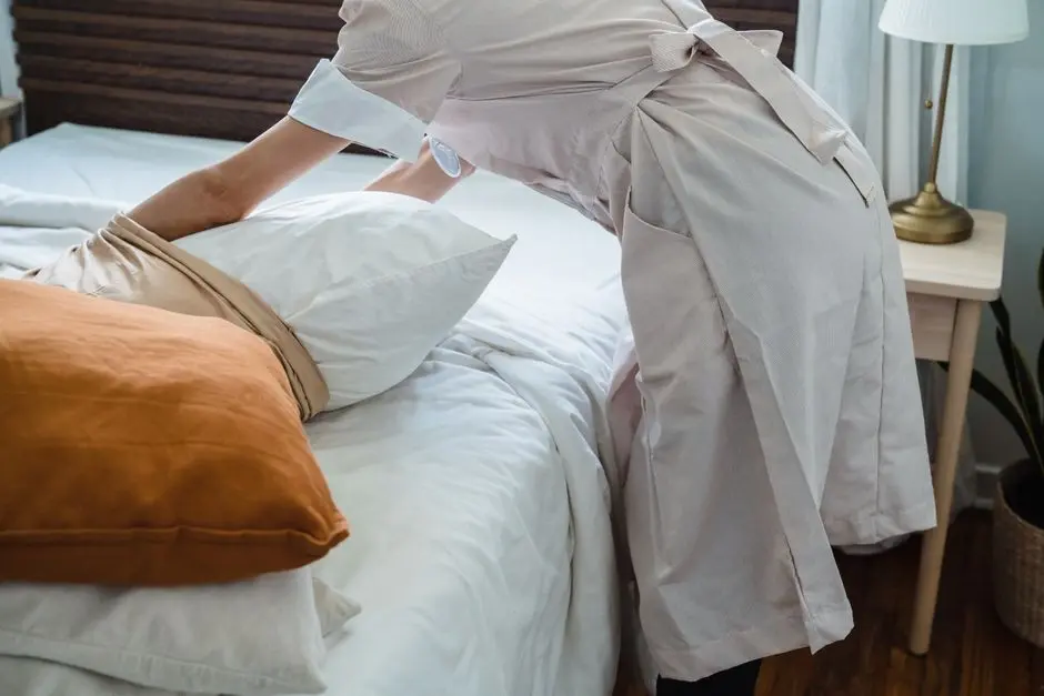Tempat tidur rapi dengan bantal bersusun rapi